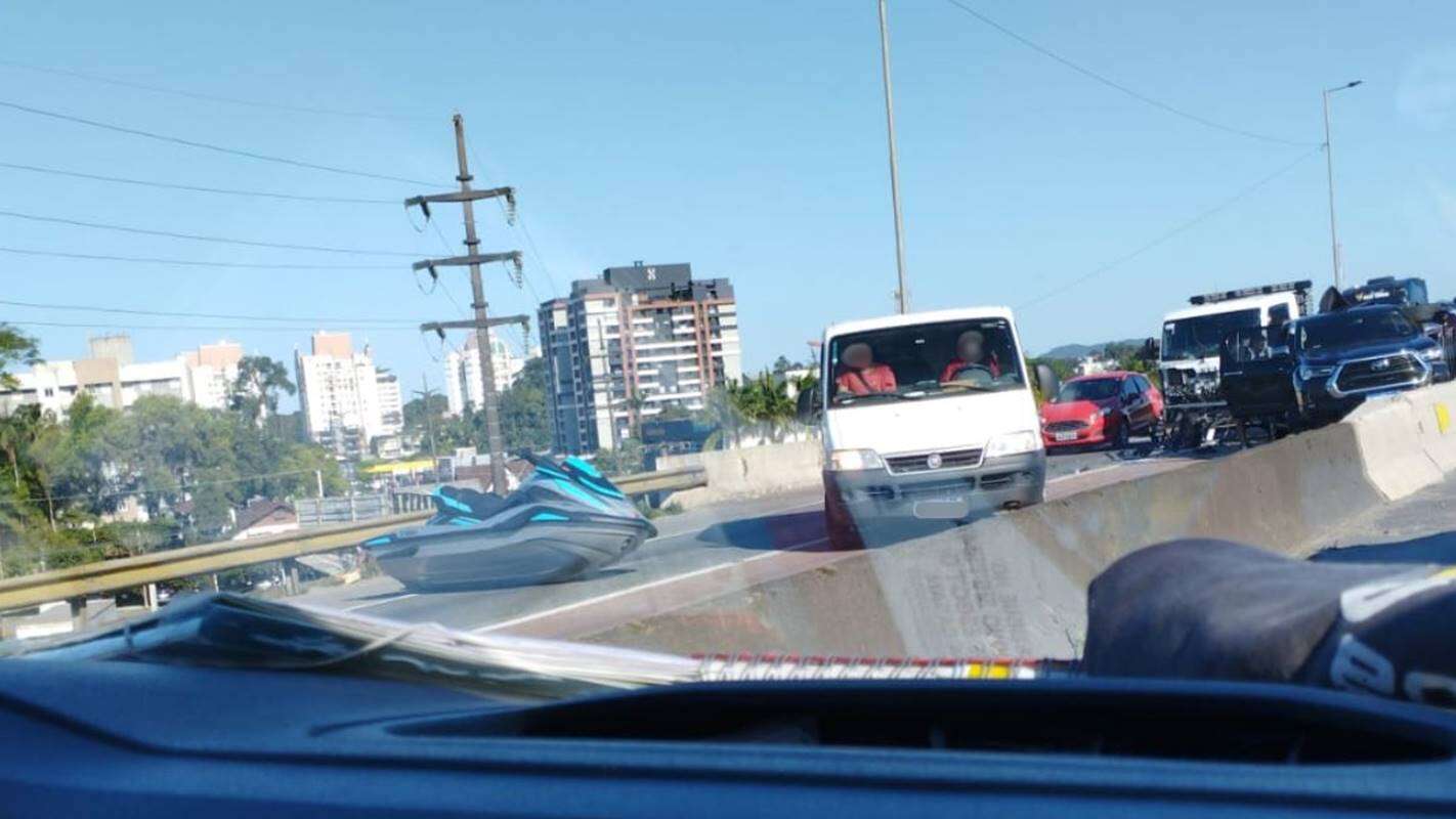 Acidente com carros e caminhão trava BR e deixa jet ski na pista em SC