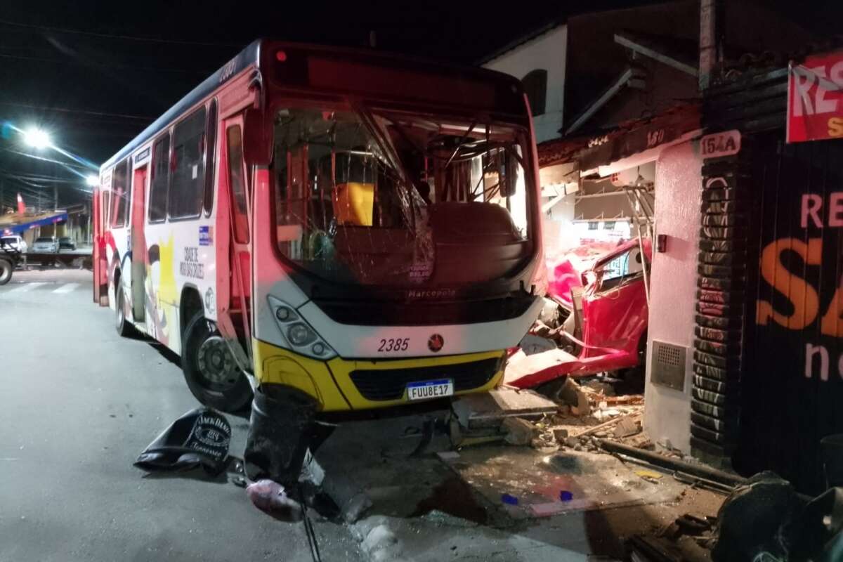 Vídeo: atingido por carro, ônibus atropela 12 em adega da Grande SP