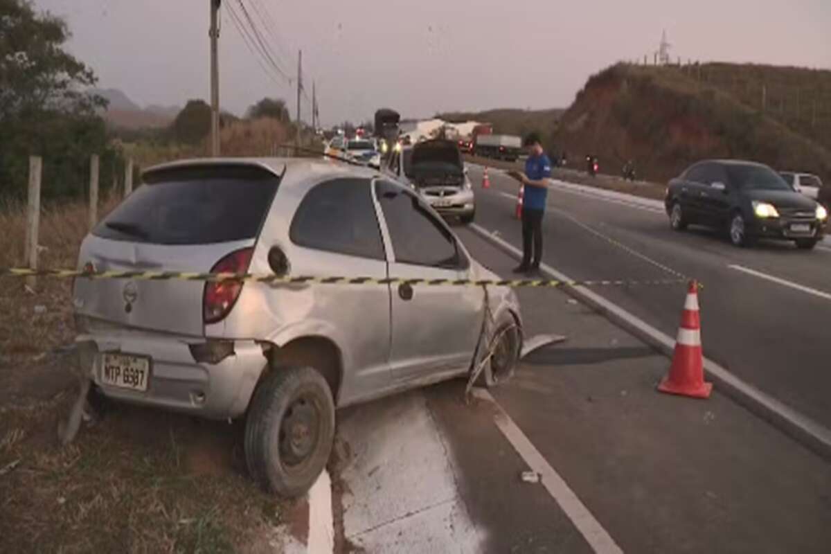 Casal morre atropelado enquanto tenta consertar carro no acostamento