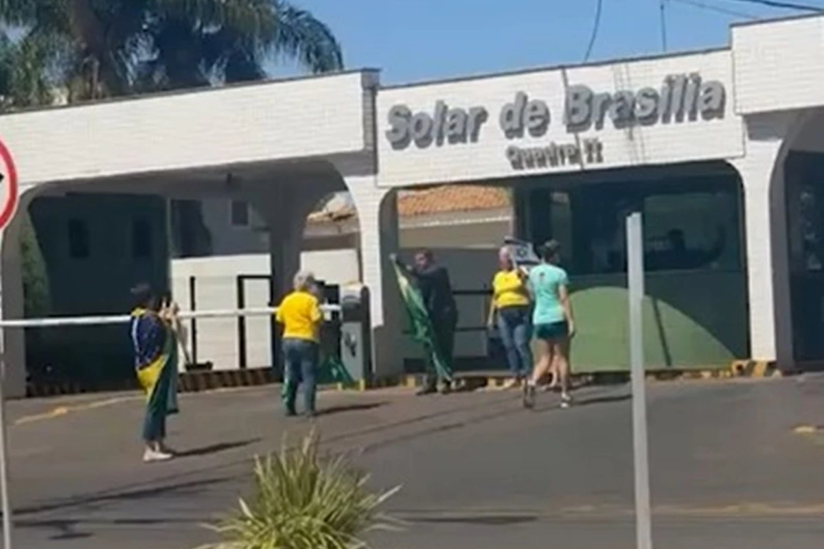 Grupo se reúne na frente de condomínio de Bolsonaro para pedir anistia