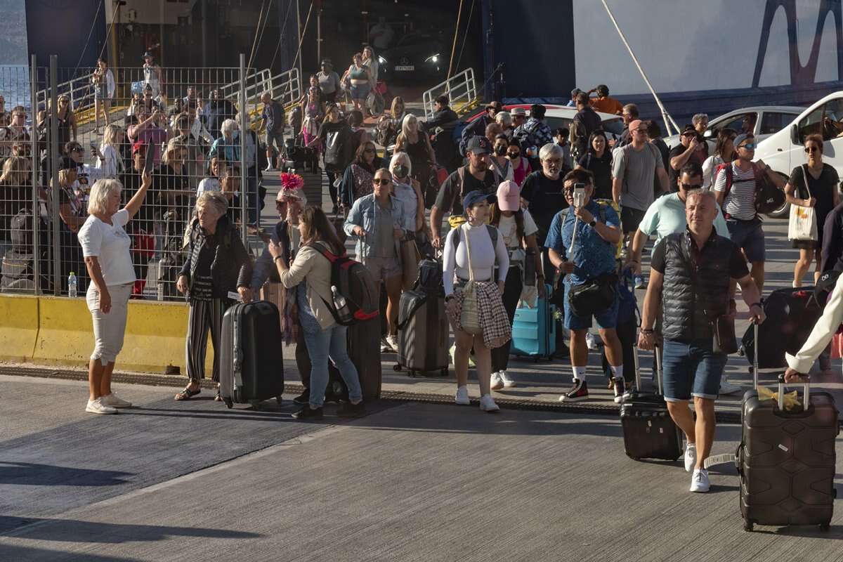 Moradores de ilha paradisíaca organizam protestos contra turistas