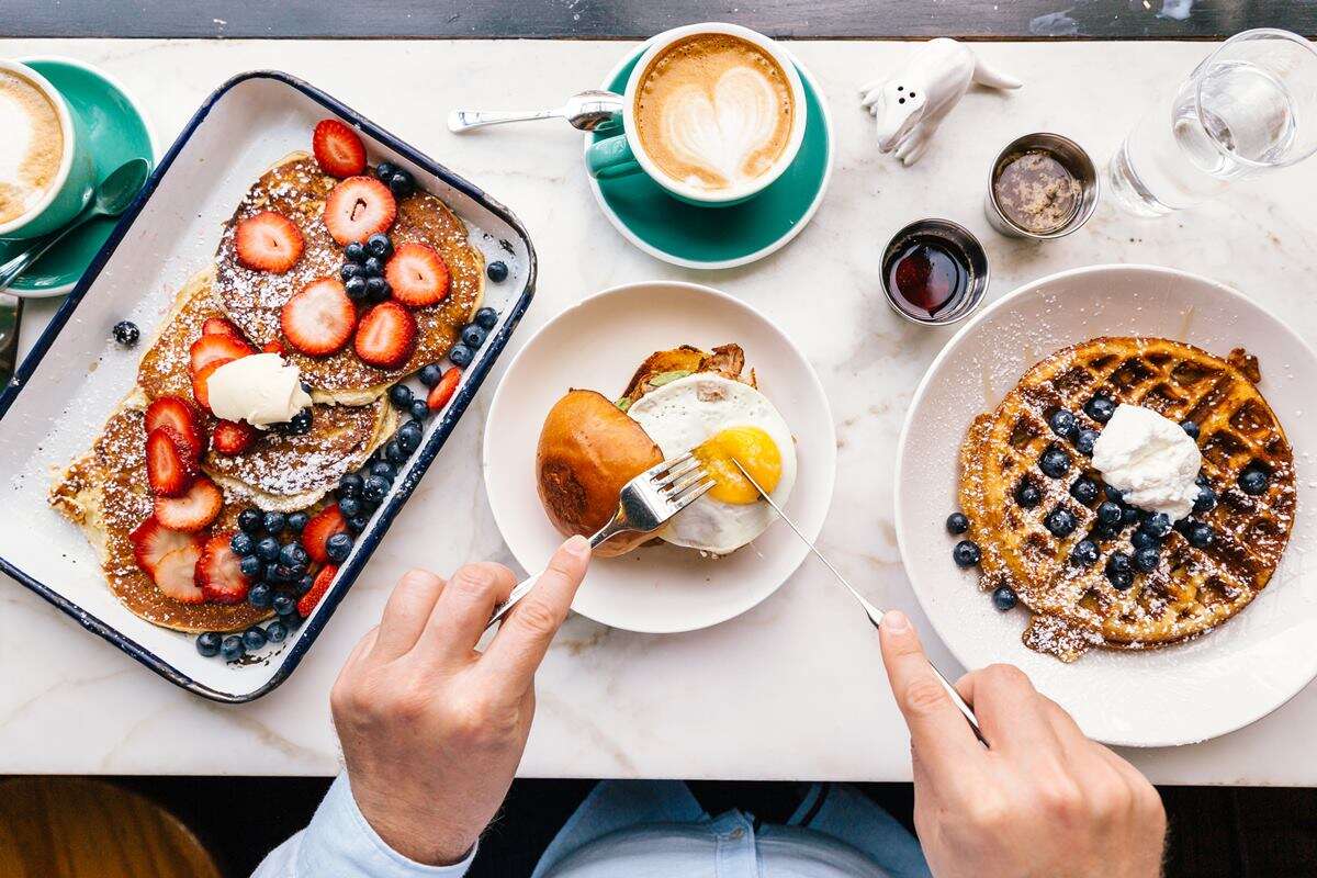 Estudo sugere café da manhã diferente para homens e mulheres. Entenda