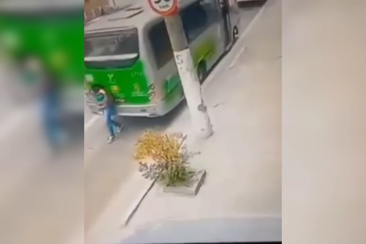 Mulher morre atropelada após condutor dar a ré em ônibus. Cenas fortes