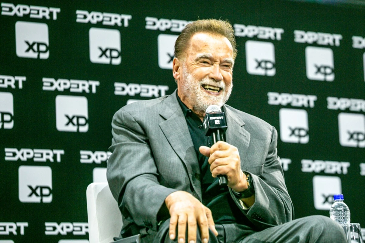 Hasta la vista, baby: Schwarzenegger é aclamado por faria limers em SP