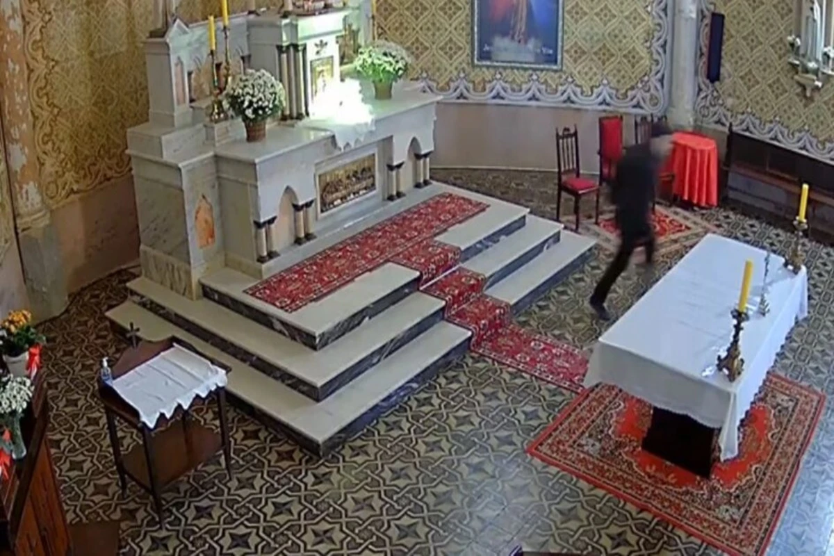Homem invade igreja histórica, acende explosivo e revolta fiéis