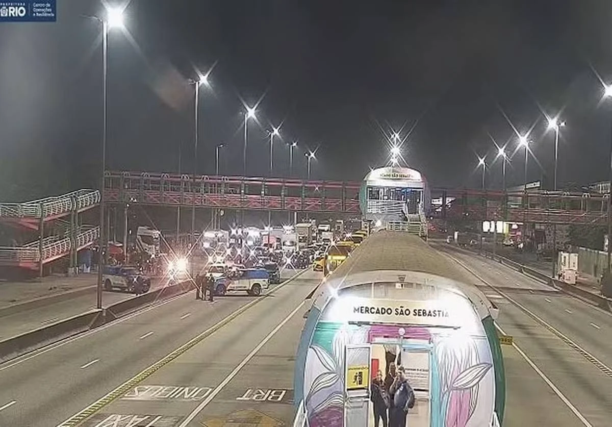 RJ: tiroteio fecha Av. Brasil em operação no Complexo de Israel; vídeo
