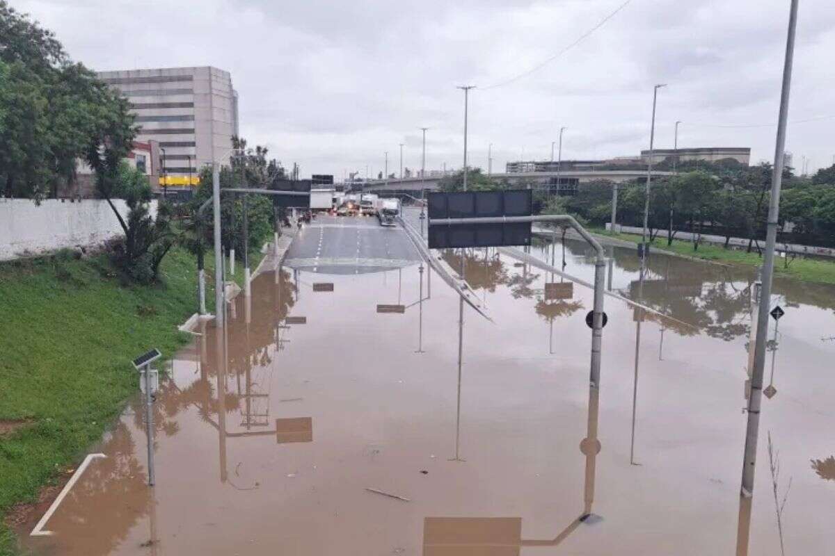 Alagamento na Marginal Tietê interdita pista expressa da Via Dutra