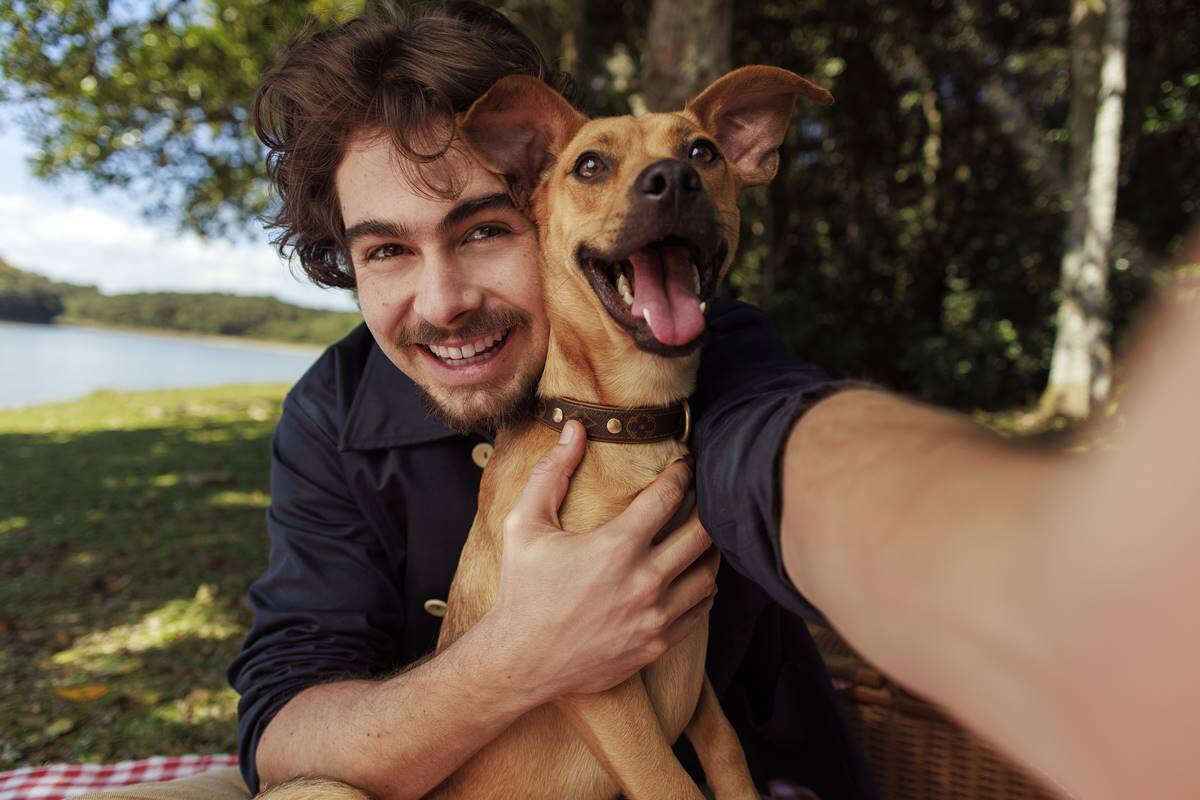 Rafa Vitti estrela novo drama da Netflix ao lado de cachorro caramelo