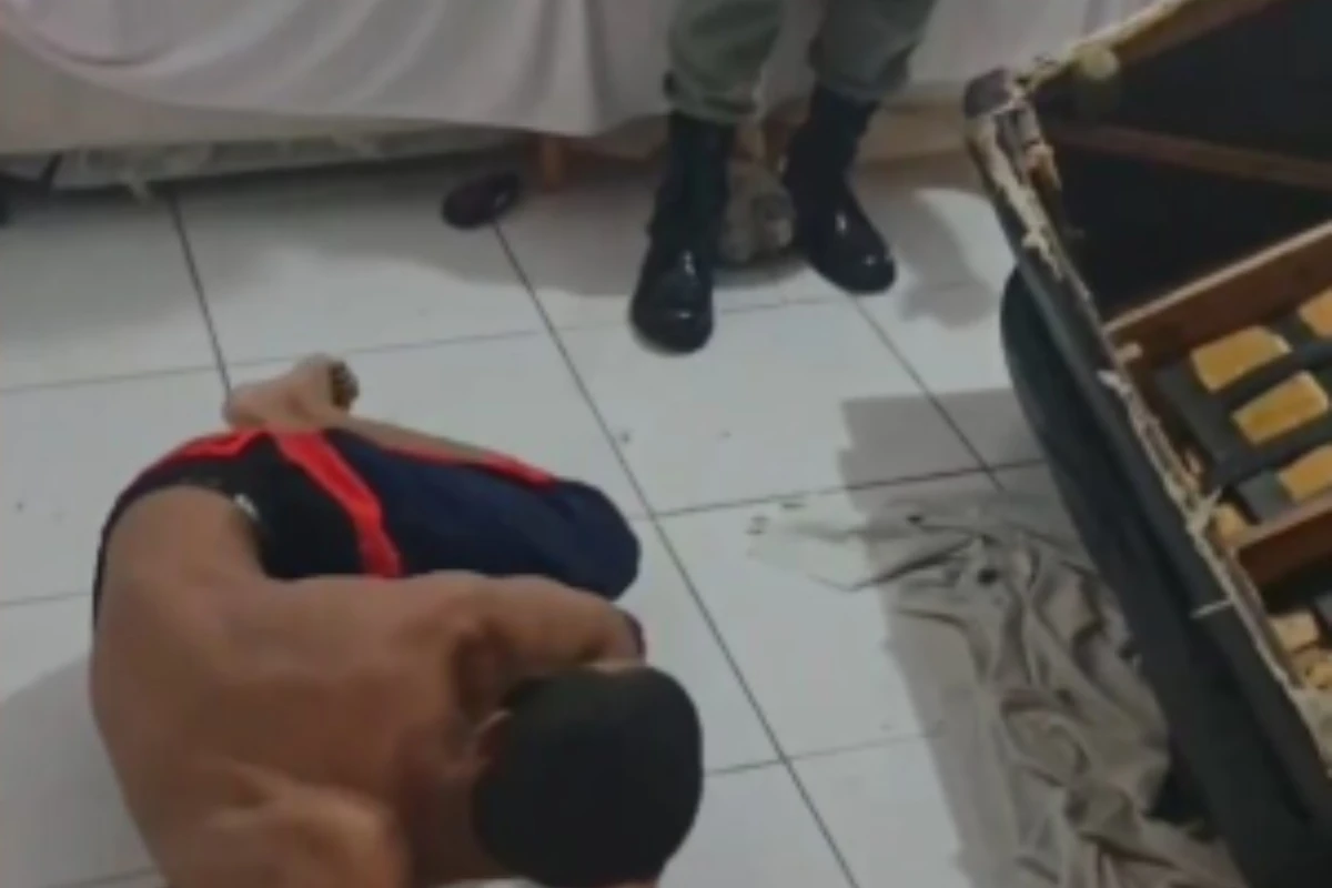 Vídeo: suspeito se esconde dentro de sofá após furto de celular