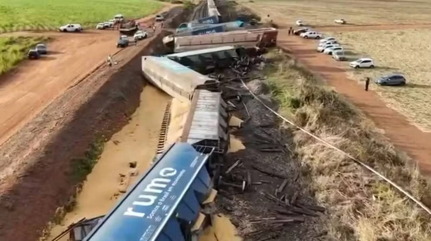 Trem de carga descarrila após bater em caminhão. Veja vídeo