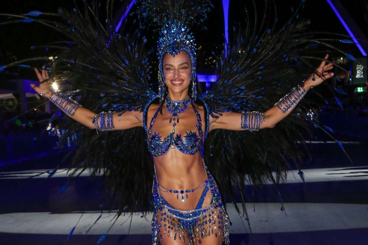 Supermodelo russa Irina Shayk estreia em desfile no Carnaval carioca