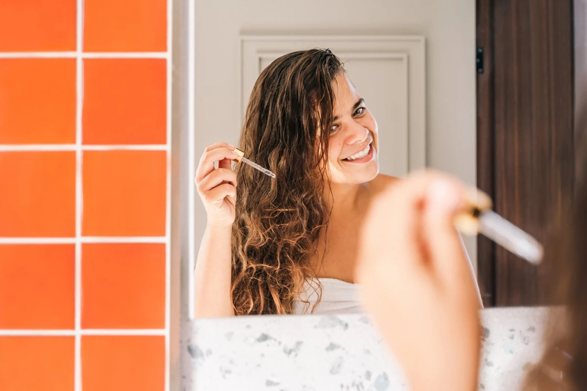 Descubra 3 óleos naturais que protegem o cabelo dos danos da chapinha
