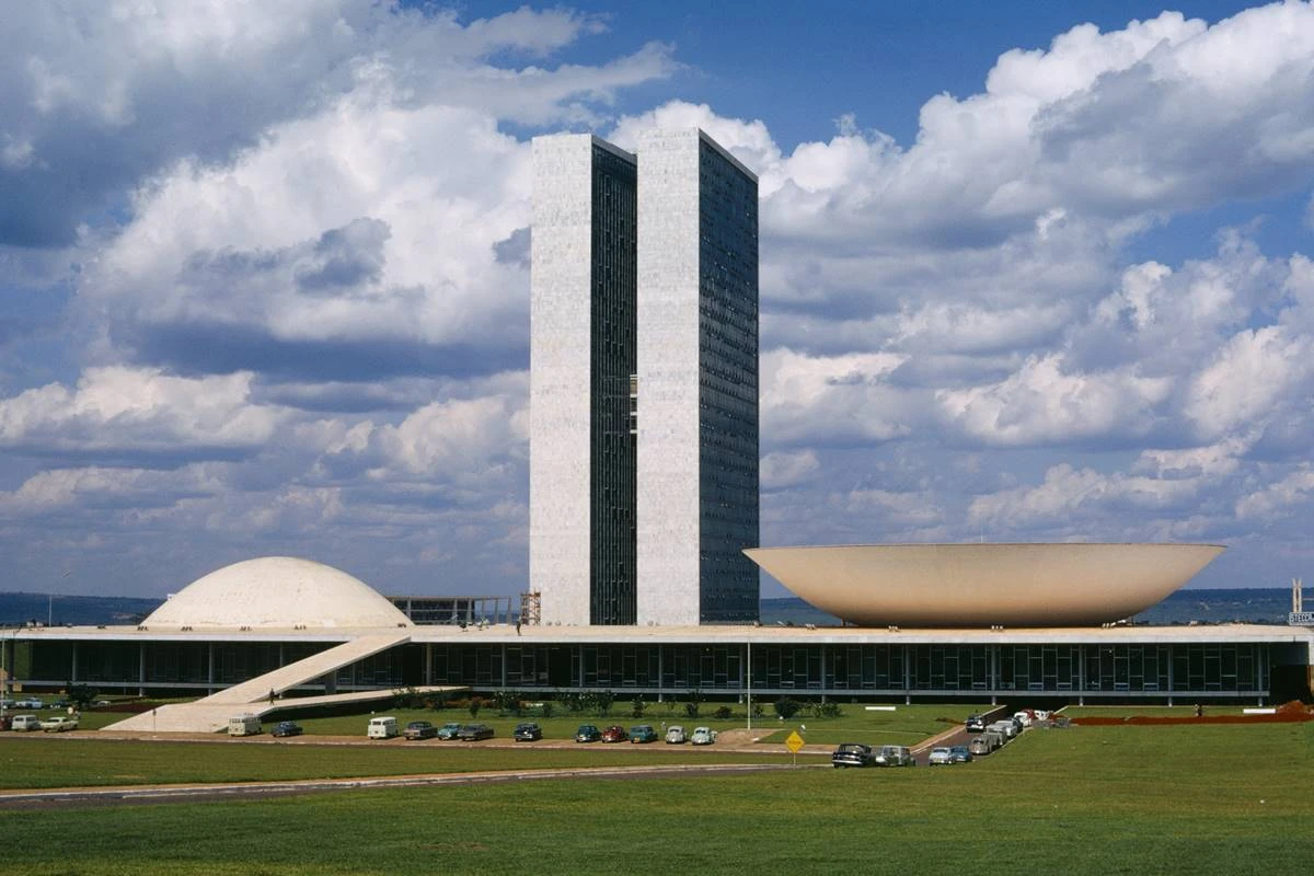 Senado: PEC que acaba com reeleição e muda calendário eleitoral avança