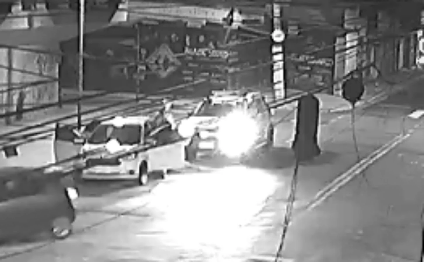 Vídeo: PMs furtam placa de carro estacionado na zona leste de SP