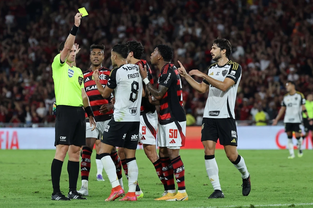 Áudio do VAR revela razão para não expulsão em Flamengo x Atlético-MG