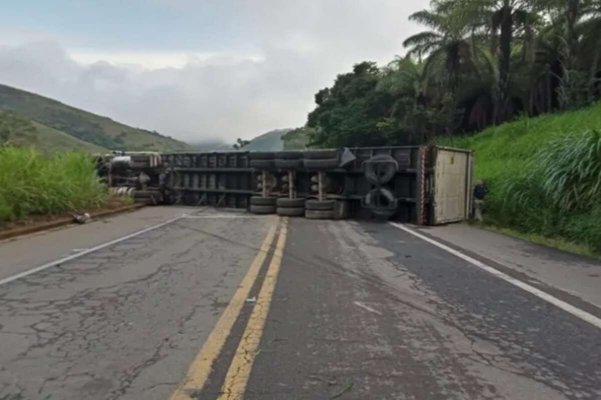 BR fica totalmente interditada após tombamento de carreta em MG