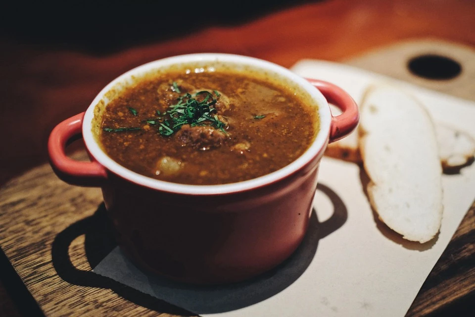 Sopa de fubá com carne moída é o melhor jantar em noites frias; veja