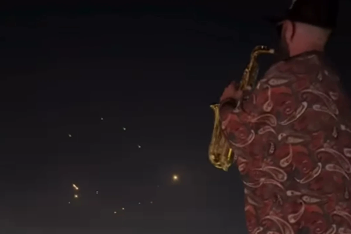 Saxofonista viraliza ao tocar no Líbano enquanto bombas caem em Israel