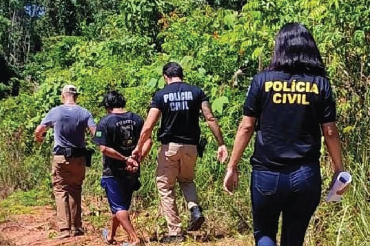 Homem estupra prima PcD e se esconde da família embaixo da cama