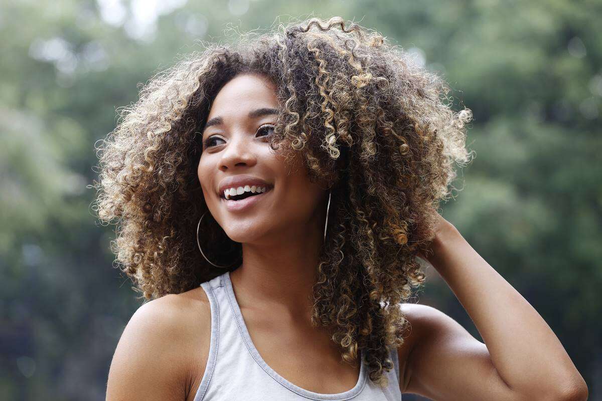 3 dicas para manter o cabelo cacheado hidratado, definido e sem frizz