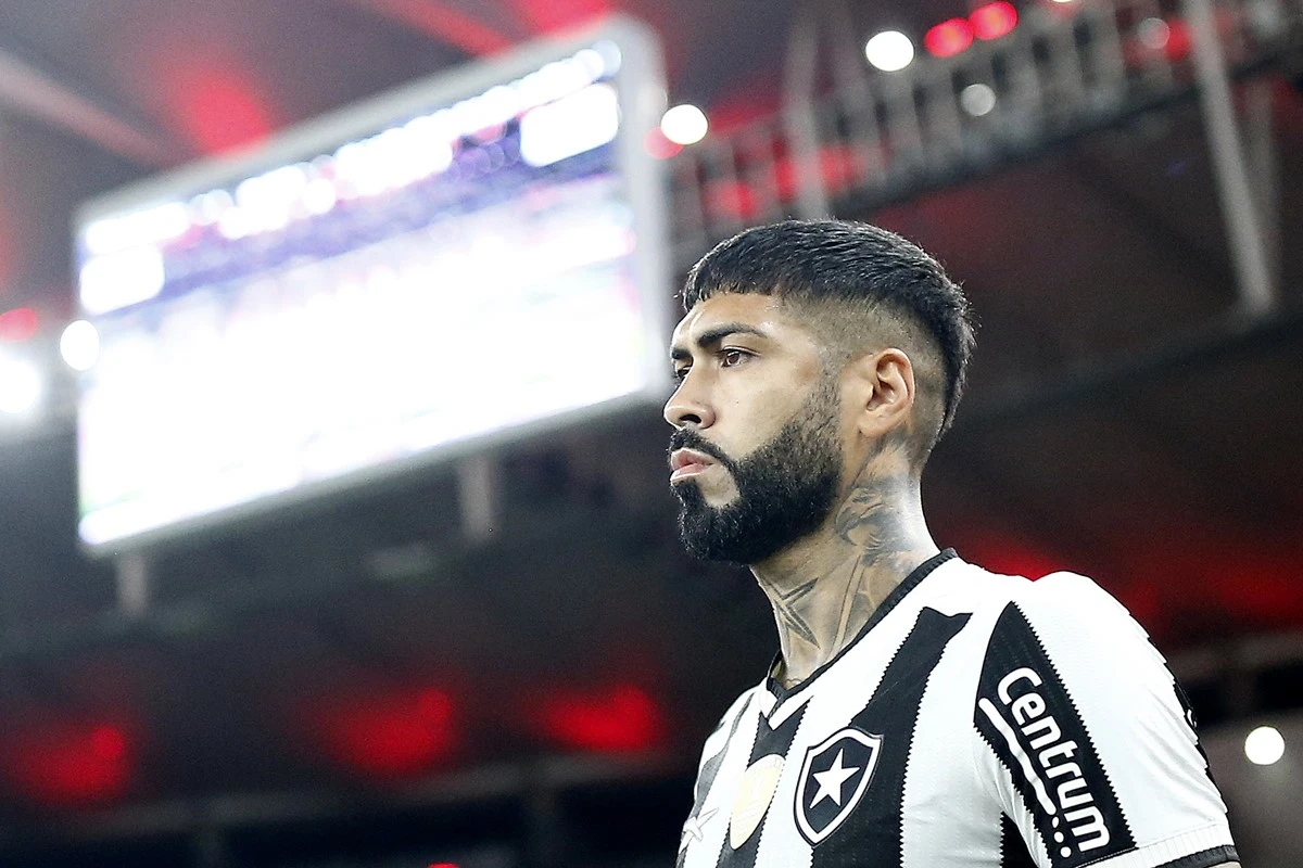 Zagueiro do Botafogo ganha presente inusitado em restaurante; veja