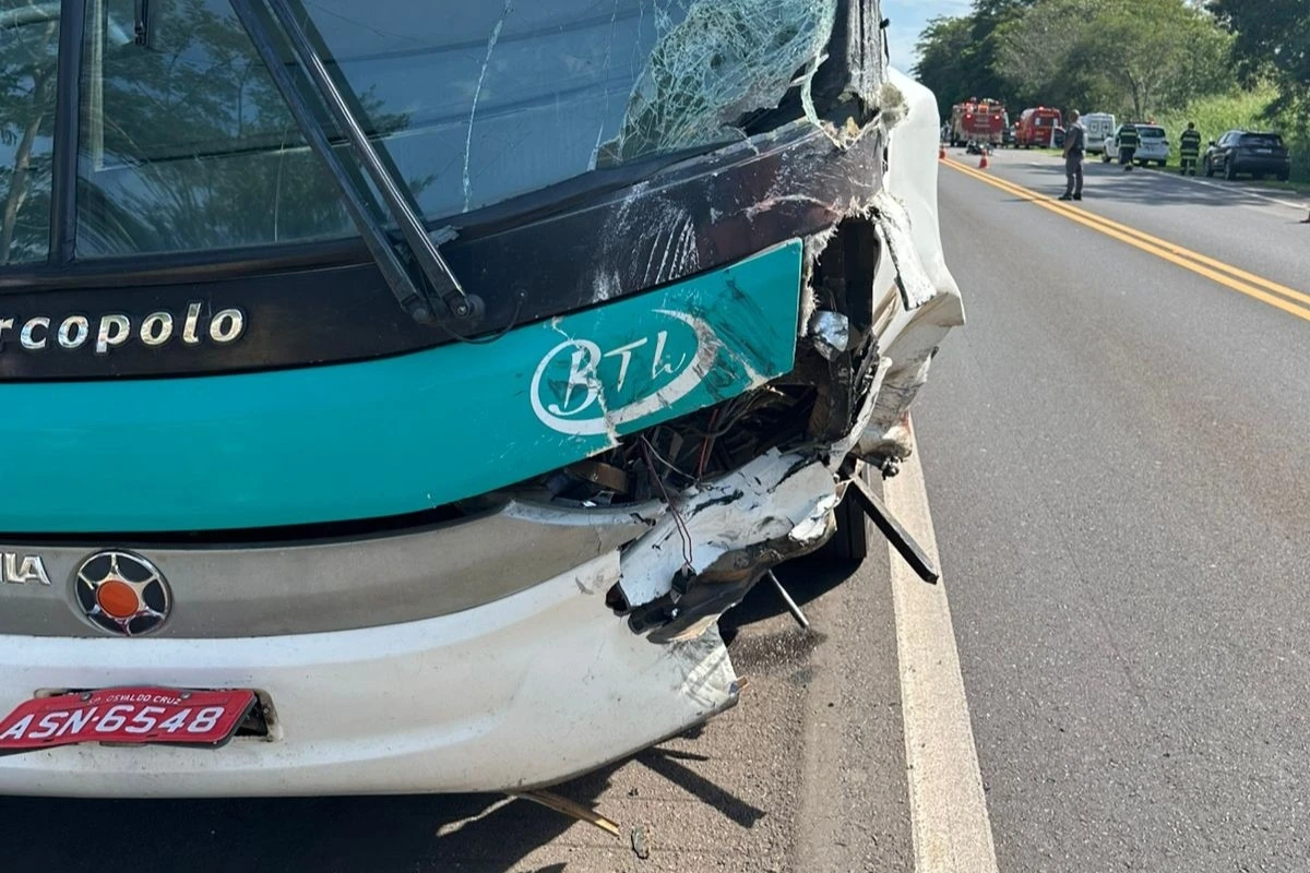 Batida de frente entre ônibus com fiéis e carro deixa um morto em SP
