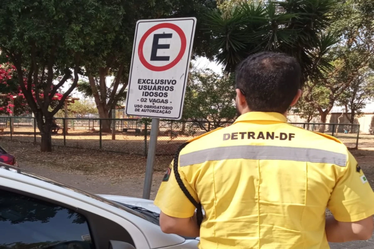 Águas Claras: 45 motoristas são autuados por estacionamento irregular