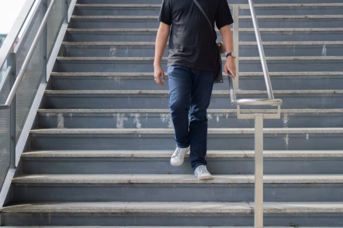 Descer escadas faz bem e pode ajudar a emagrecer, segundo professor