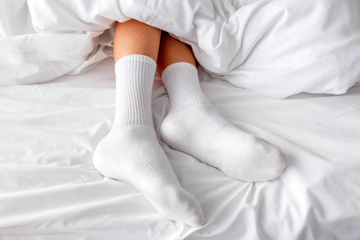 O que significa quando uma pessoa dorme de meias, segundo psicóloga