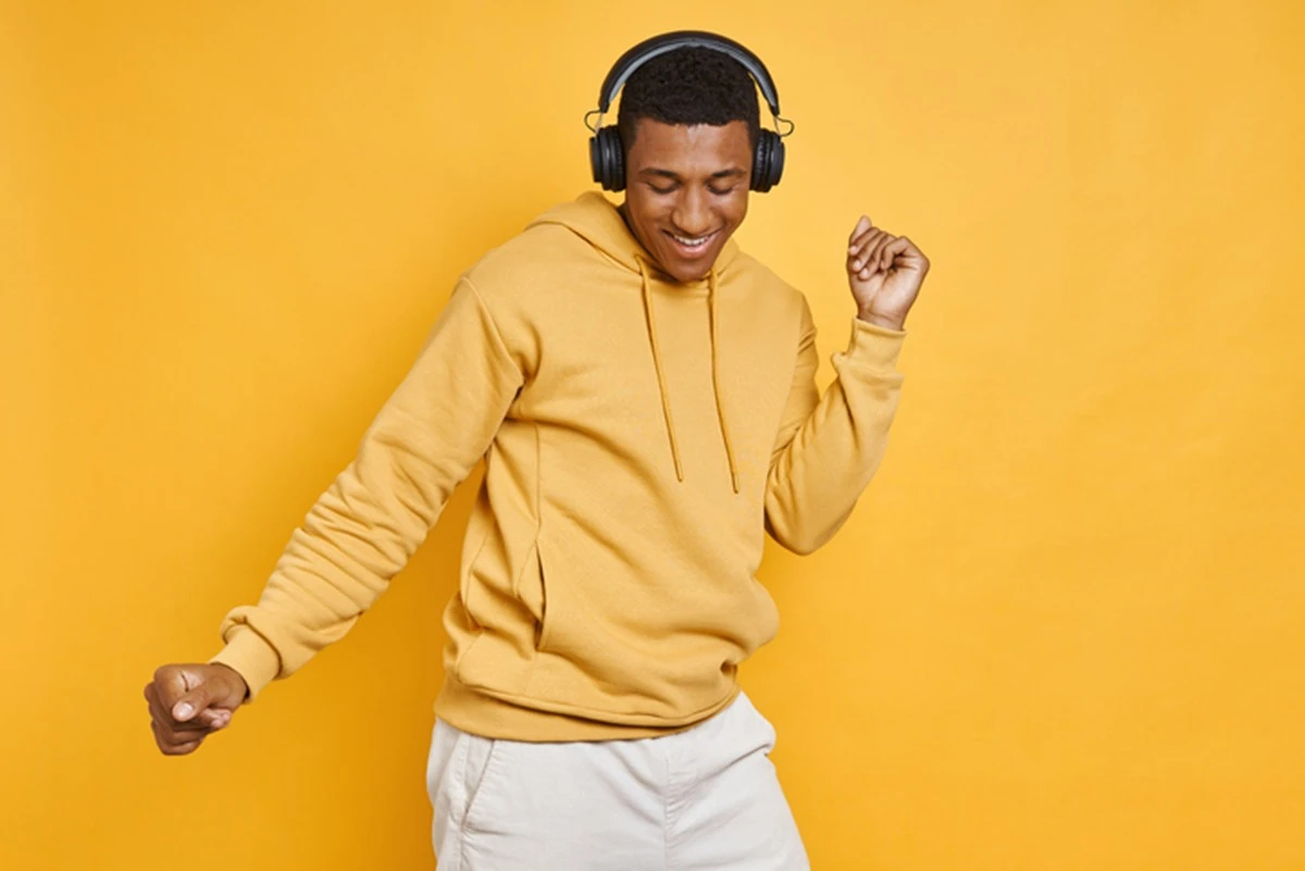 Ouvir música faz o cérebro vibrar em sintonia com o som, diz estudo