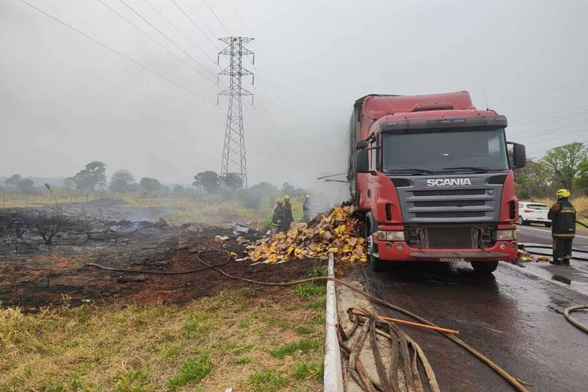 Sistema de freio falha e caminhão com biscoitos pega fogo na BR-262