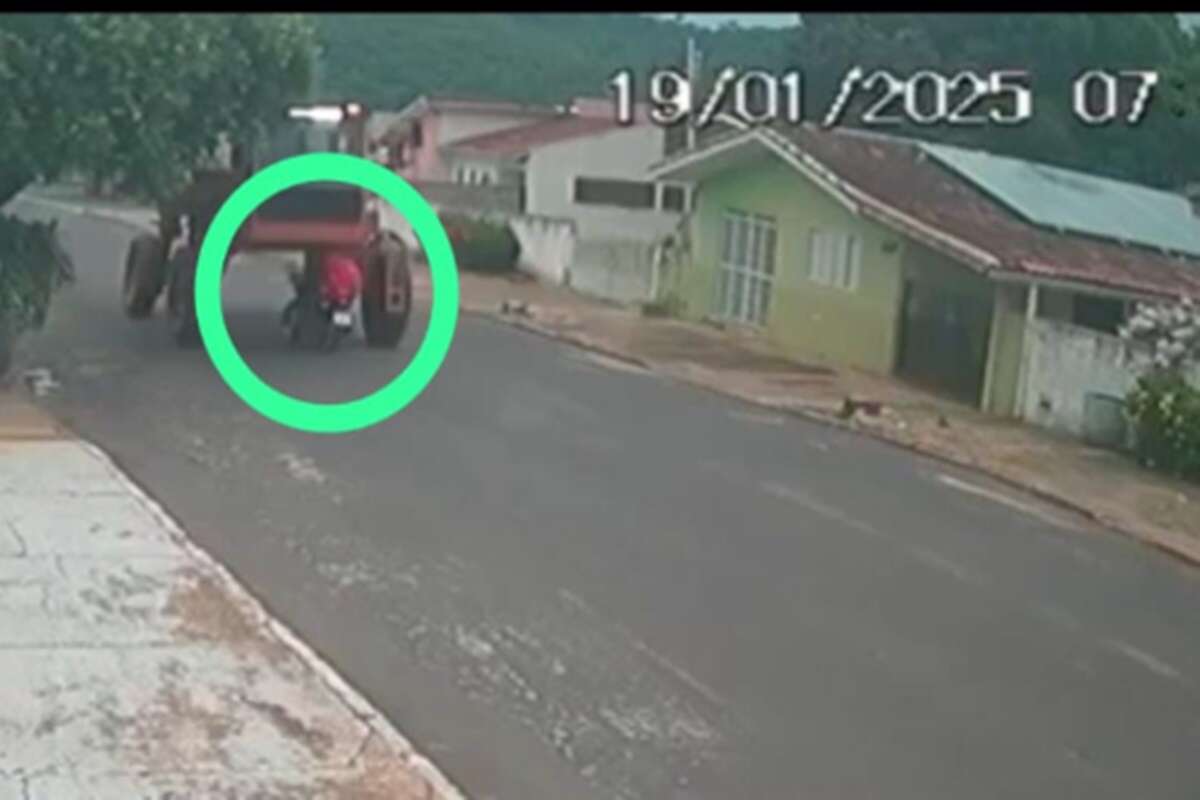 Motociclista tenta passar embaixo de trator e mata carona. Vídeo