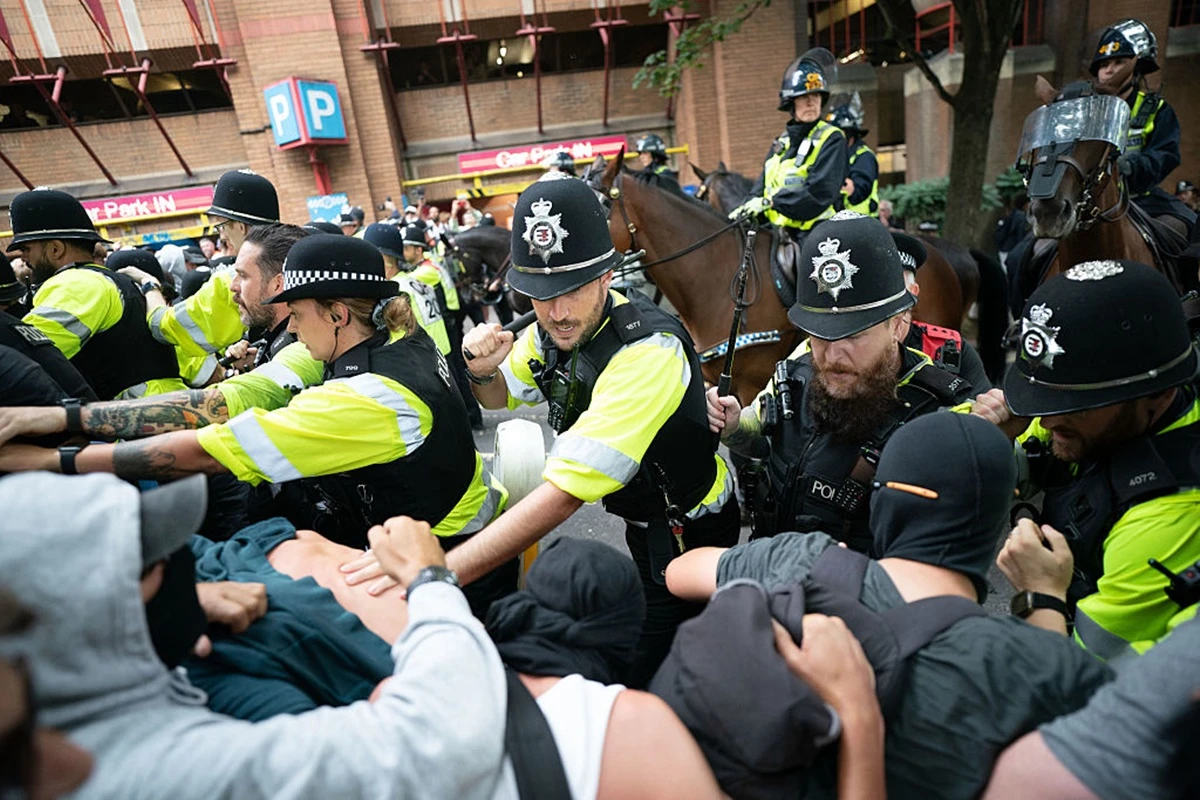 Londres: protestos contra hotéis de imigrantes terminam em confronto