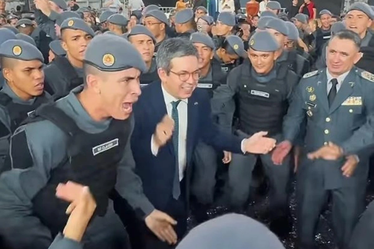 Randolfe canta em cerimônia da PM e divide opiniões na esquerda