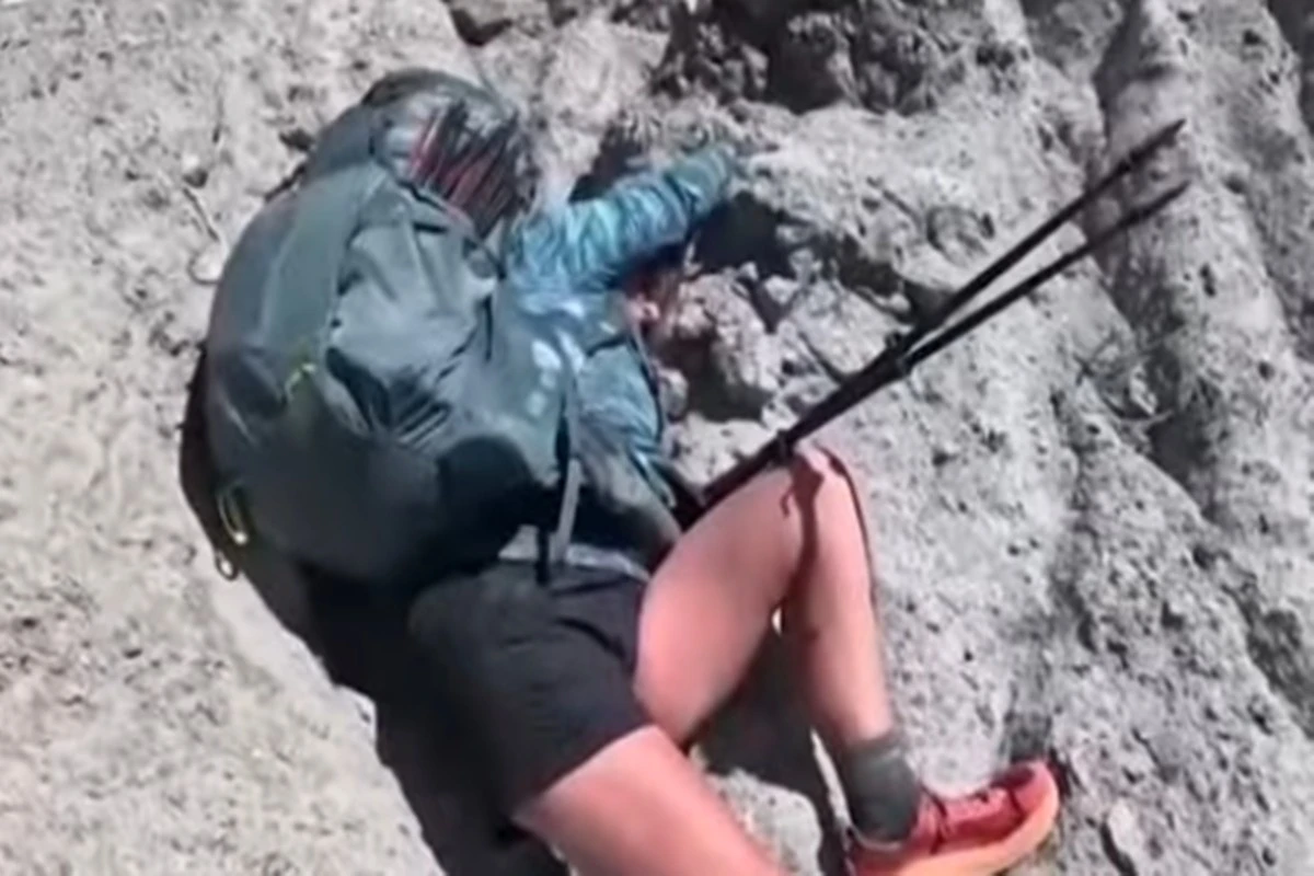 Vídeo: alpinista é resgatada de penhasco por helicóptero na Califórnia