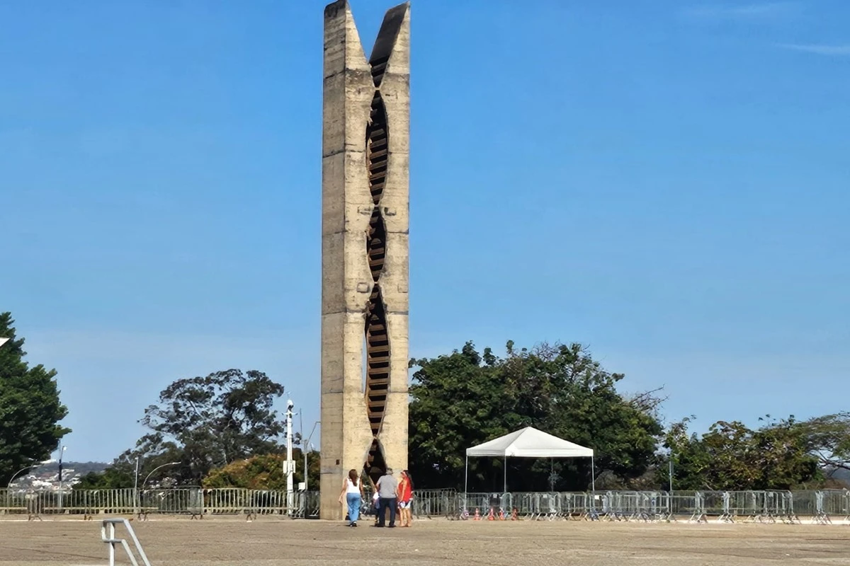 Praça dos Três Poderes reabre ao público com nova medida de segurança
