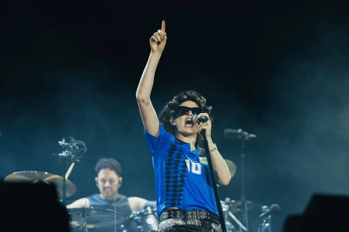Vocalista do Linkin Park abre show fantasiada de Maradona. Assista