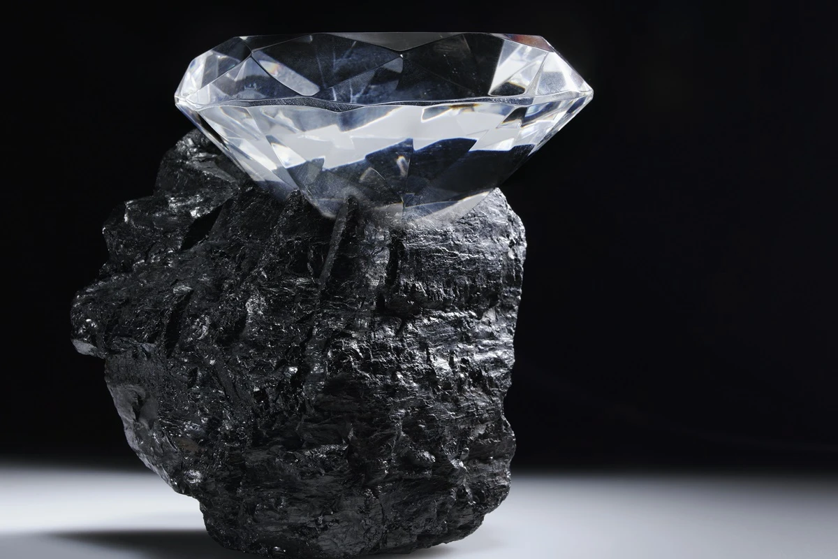 Cientistas criam diamante de meteorito 50% mais duro que os normais