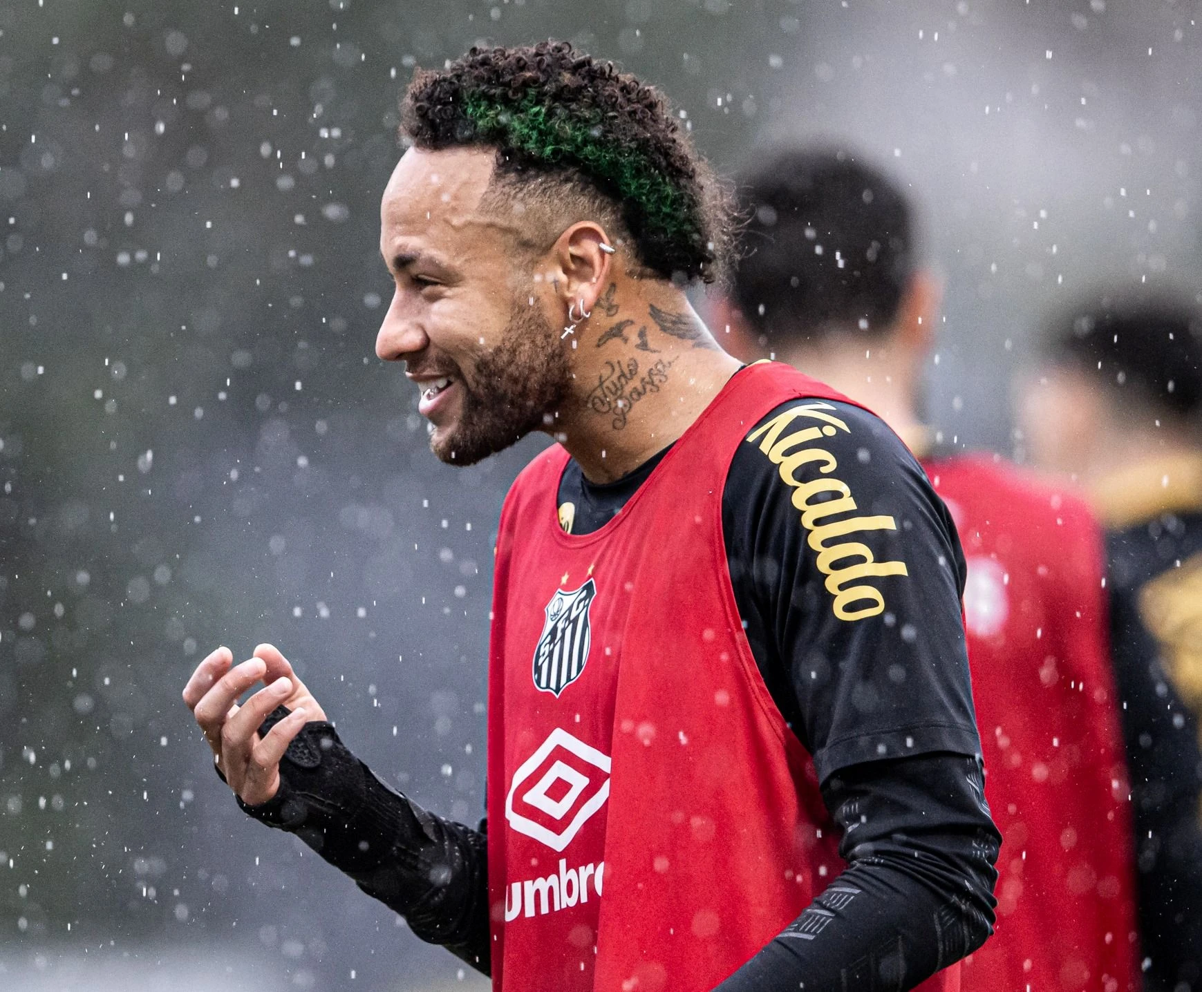 Neymar surge em treino do Santos com novo visual; veja