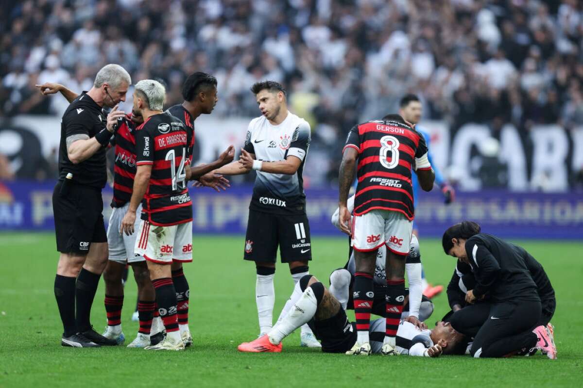 Vídeo: Matheuzinho fica com corte aberto após lance com Bruno Henrique