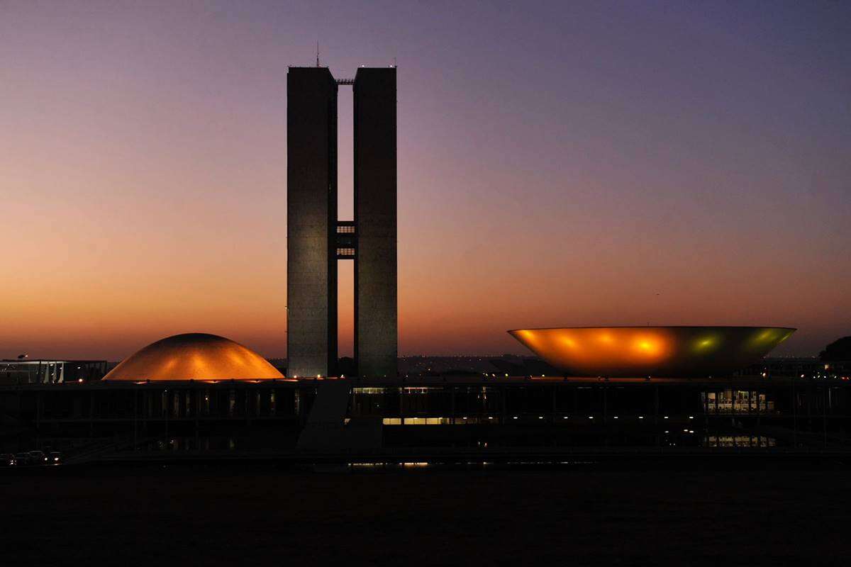 Servidores pedem que reajuste retroativo venha em folha suplementar