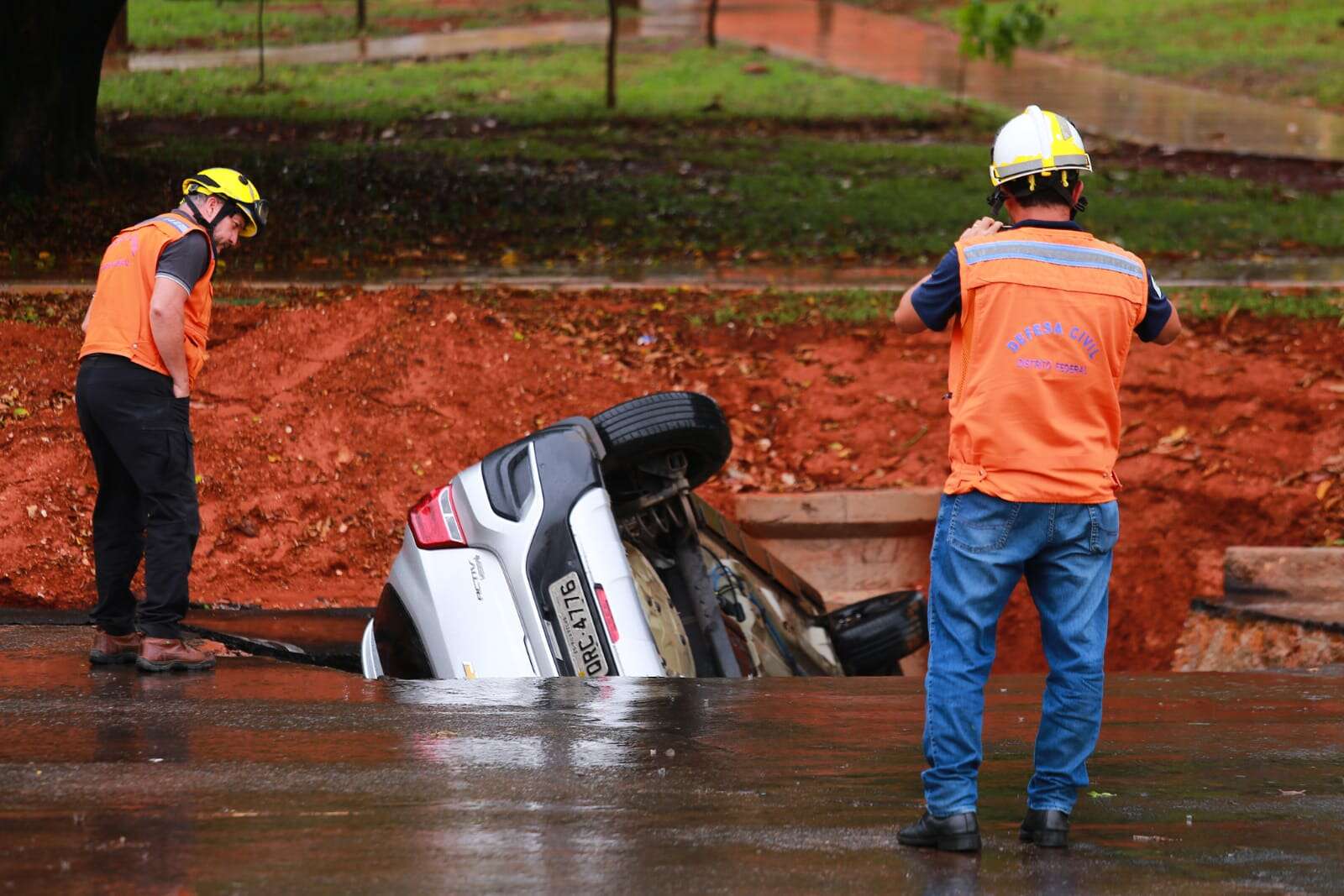 Dona de carro engolido por cratera ceder estacionou para fazer compras