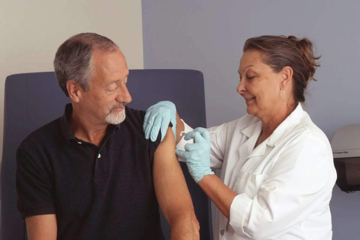 Vacina contra herpes-zóster reduz risco de AVC e infarto, diz estudo