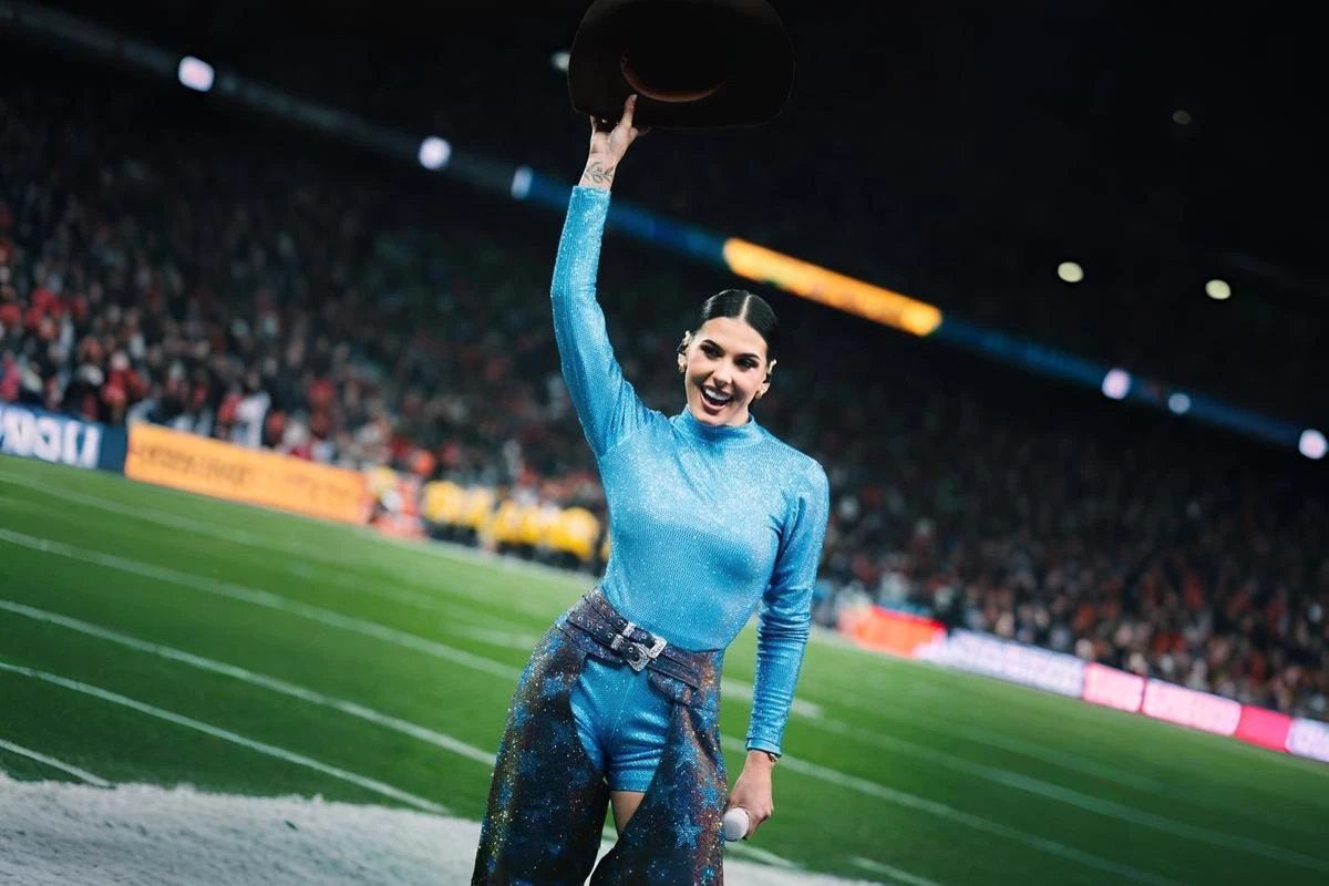 Look de Ana Castela na NFL mostrou ao mundo um Brasil sem estereótipos