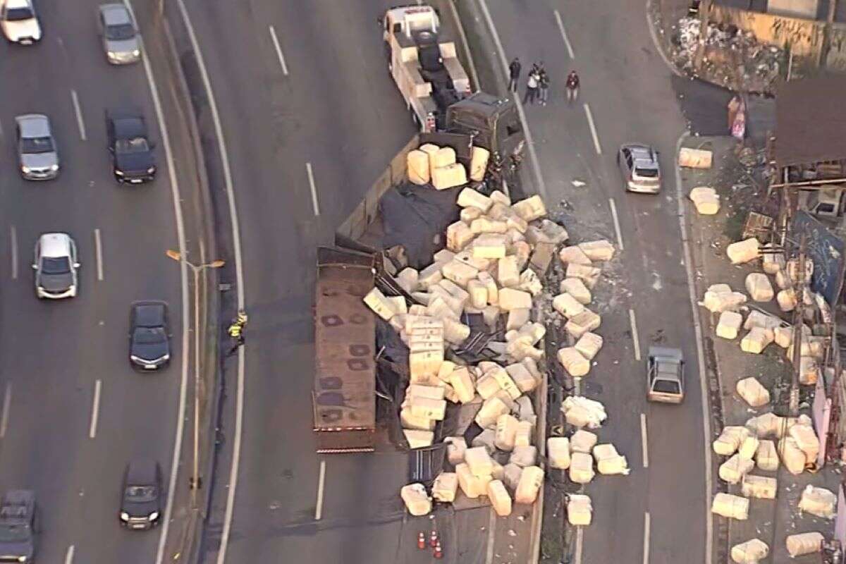 Carreta tomba e interdita Rodovia Raposo Tavares no sentido interior