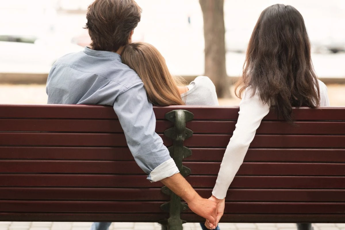 Sexóloga revela 6 sinais que podem indicar uma traição