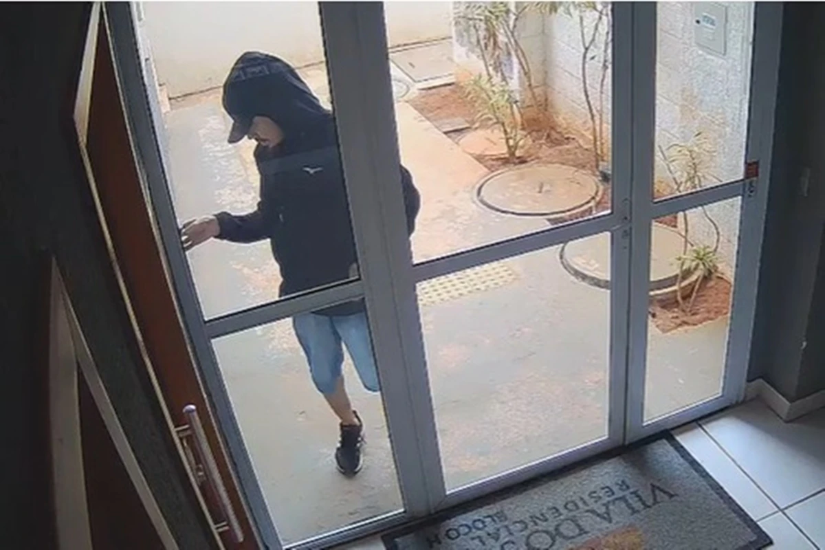 Vídeo: homem invade e bota fogo em apartamento de ex no Entorno do DF