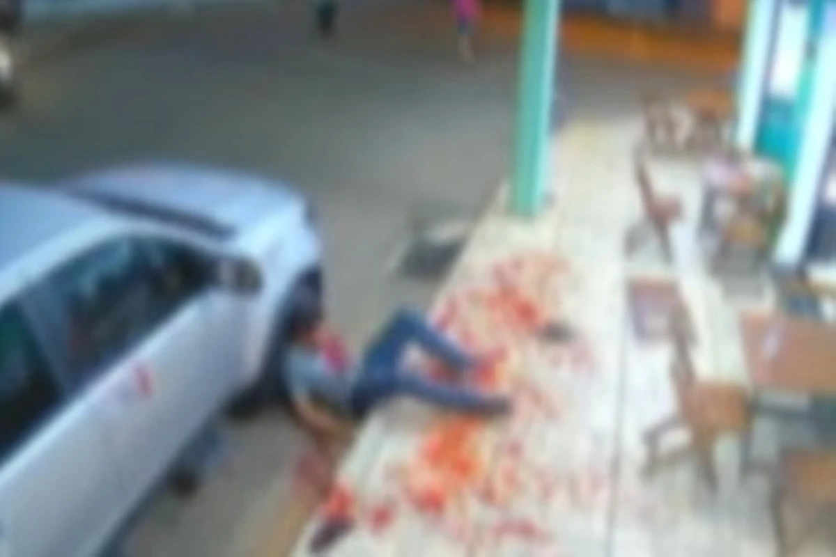 Homem morre com facada no pescoço em briga perto de sorveteria. Vídeo