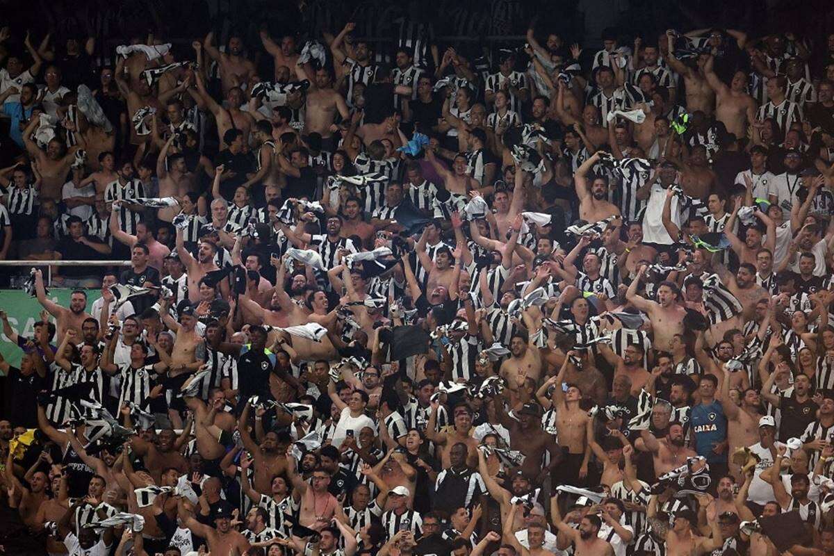 Cabeçada: torcedores do Botafogo voltam a ser atacados no Uruguai