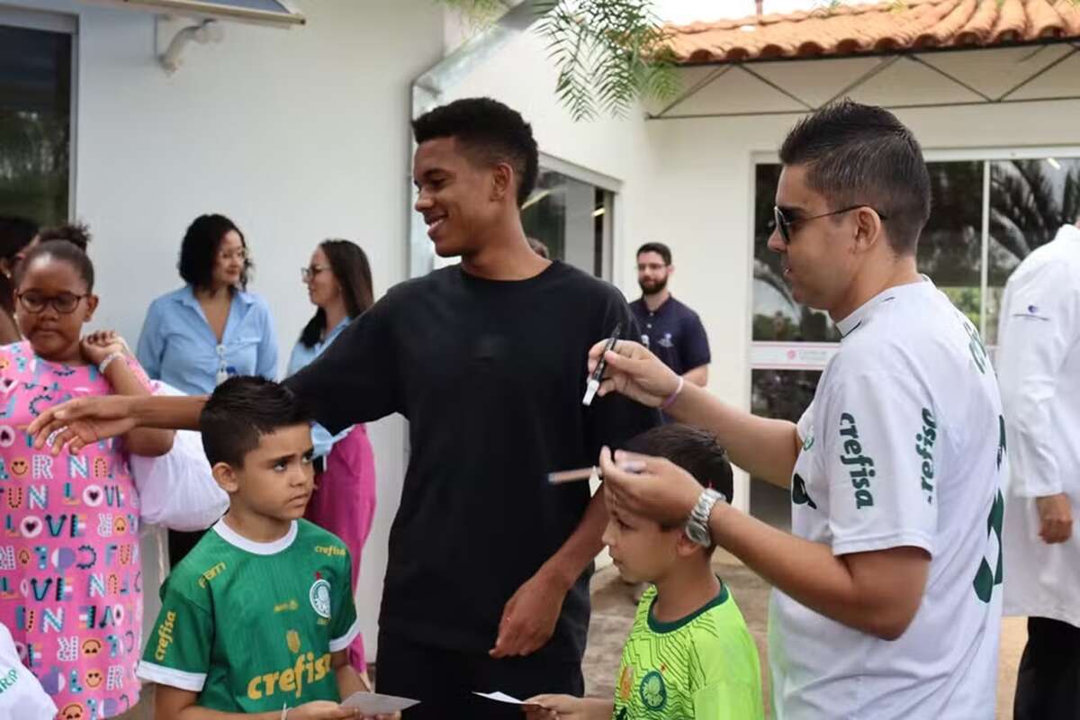 Solidariedade: Estêvão, do Palmeiras, visita hospital de câncer